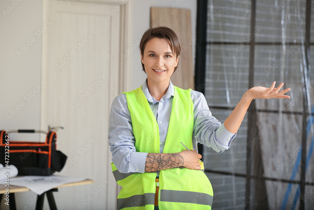 房间里有背心的女建筑工人