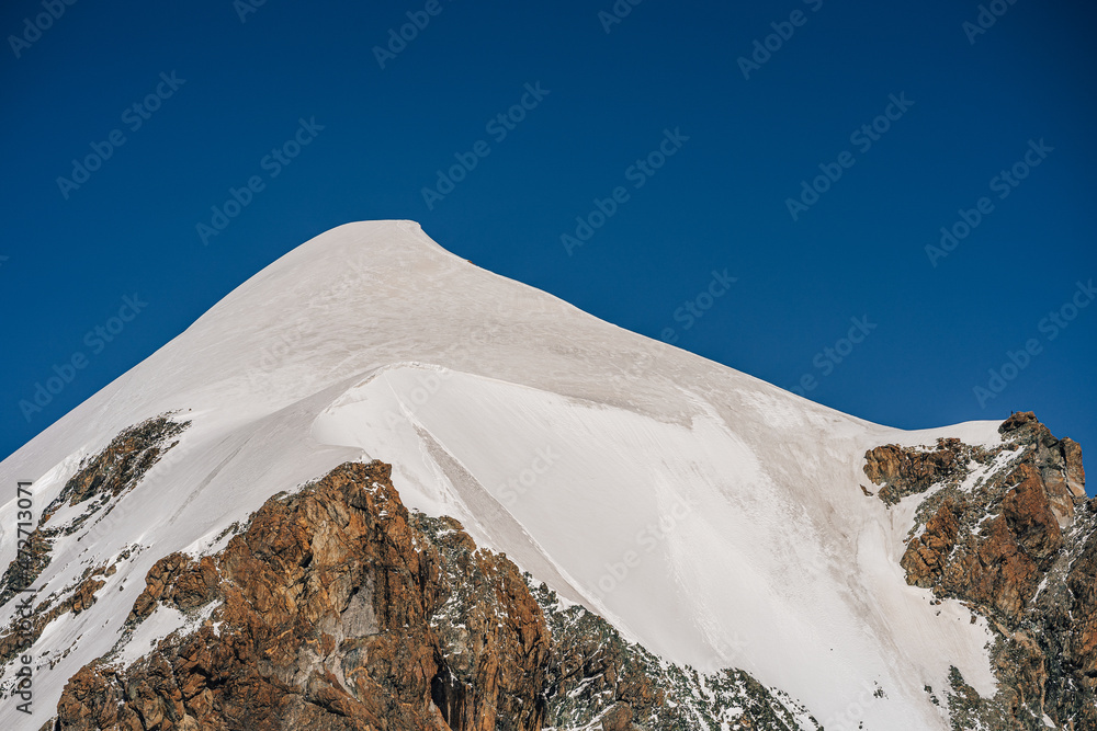 波卢克斯峰的顶峰，瑞士瓦莱州。有冰川、冰雪的高山顶峰。蓝色