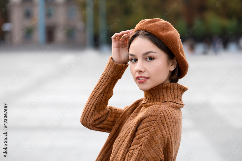 城市街道上戴贝雷帽的优雅女人