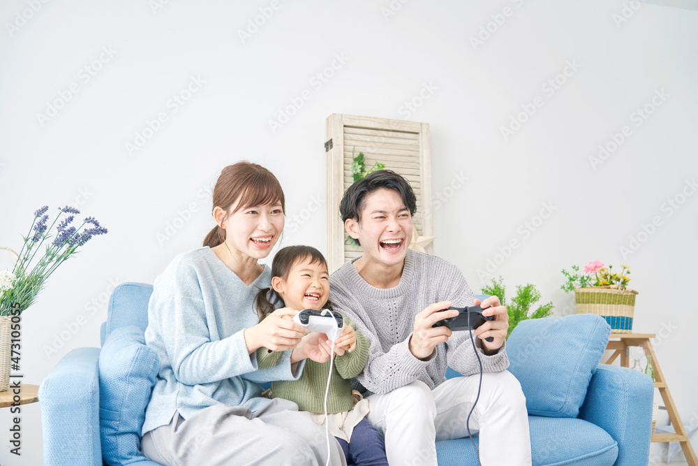 テレビゲームする家族　リビング