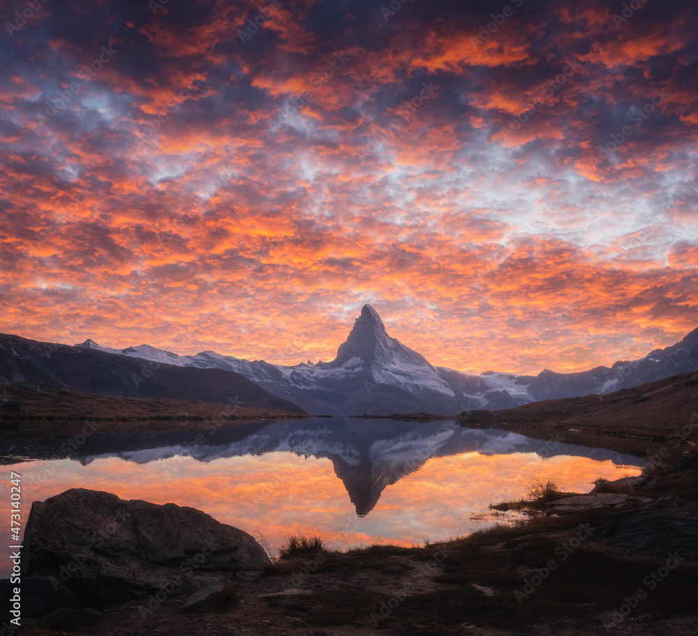 Stellisee湖上的壮丽景观和五颜六色的日出。雪峰Matterhorn Cervino有反光