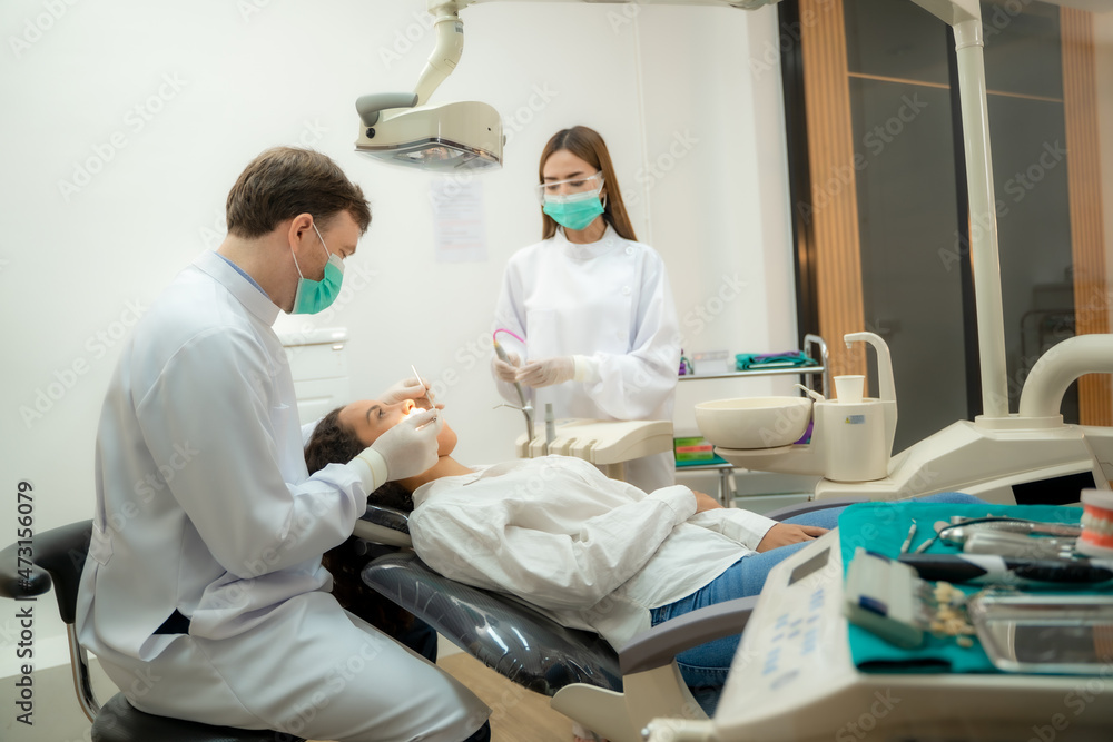 医生在牙科诊所、人民、医学、口腔医学和医疗保健中心检查患者的牙齿