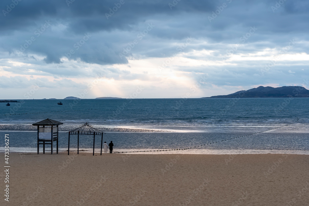 户外青岛海岸线海滩风光