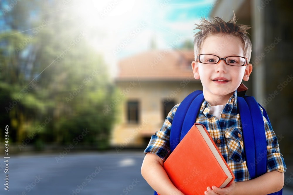 快乐开朗的女青少年背着双肩包准备上学