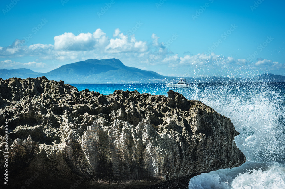 大西洋的岩石海岸。阵阵巨浪