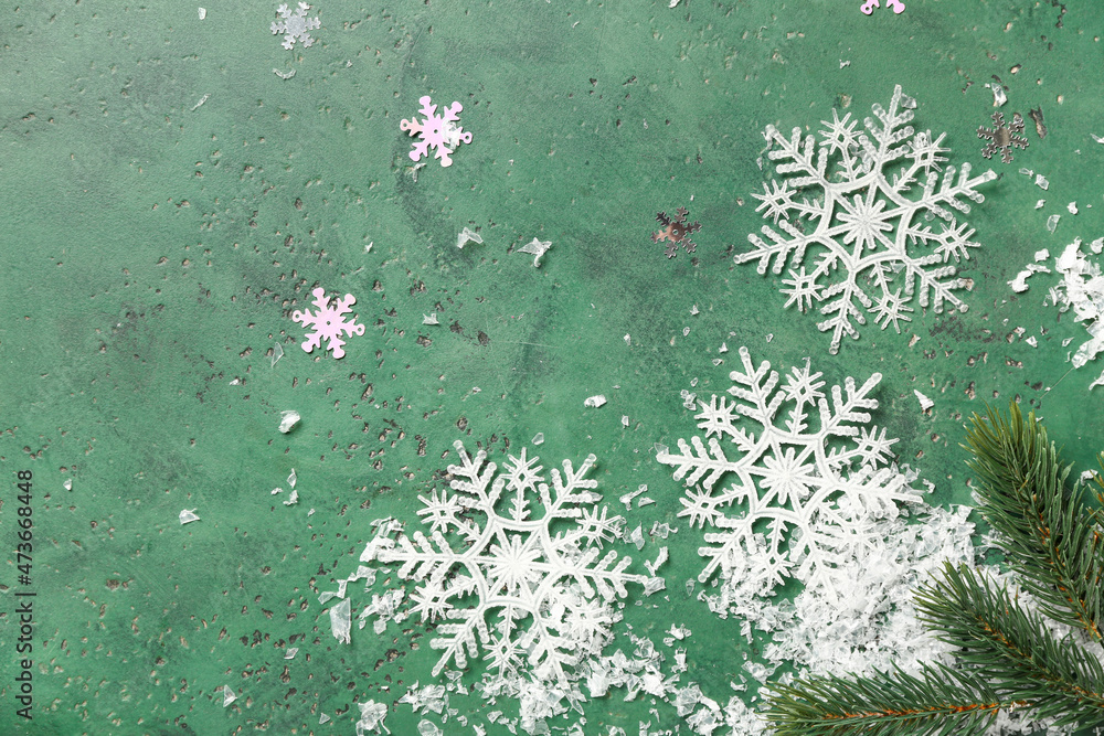 绿色背景下美丽的雪花和冷杉树枝