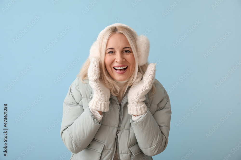 美丽的成熟女人穿着彩色背景的冬装