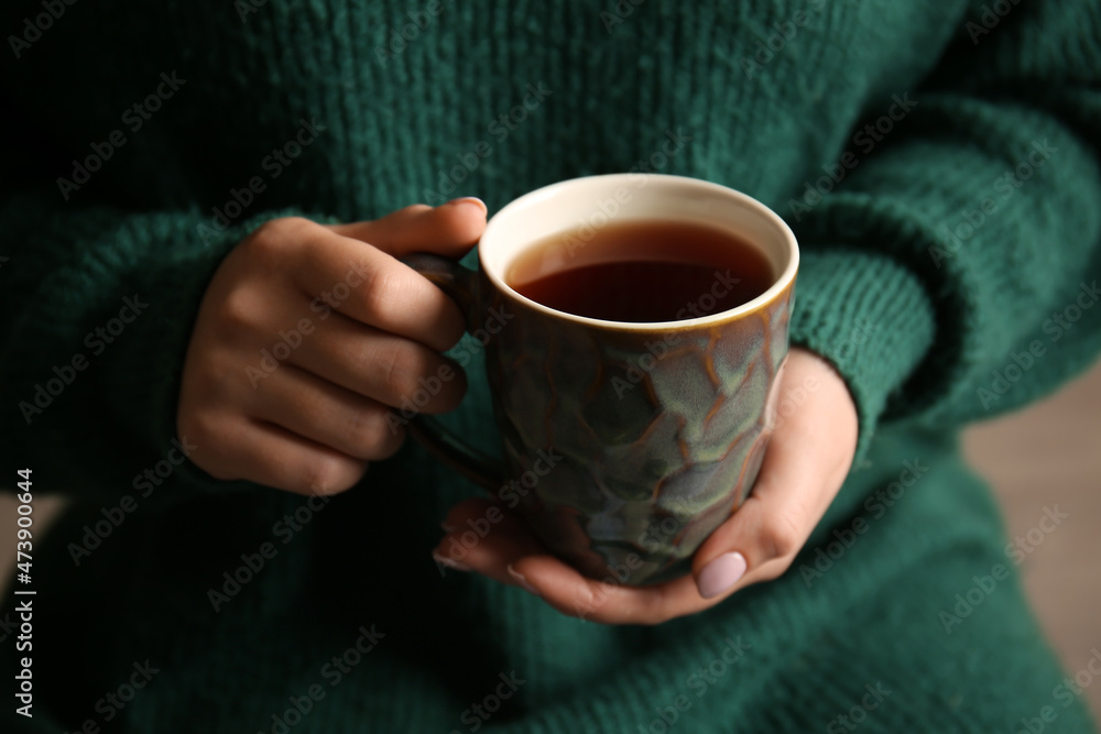 女人喝着美味的茶，特写镜头