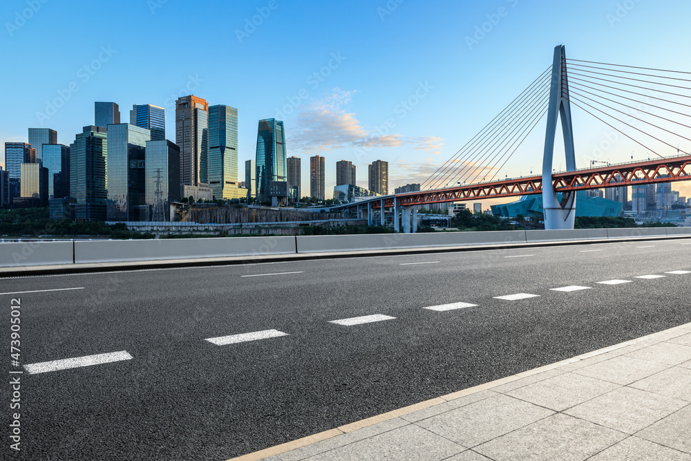 全景天际线和现代商业办公楼，空荡荡的道路。沥青道路和城市景观