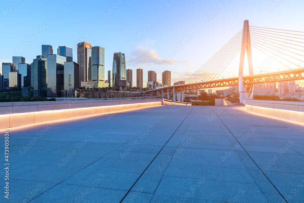 全景天际线和现代商业办公楼，空荡荡的道路、空荡荡的广场楼层和ci