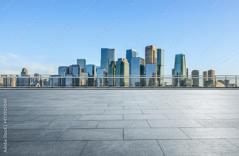 全景天际线和现代商业办公楼，空荡荡的道路、空荡荡的广场楼层和ci