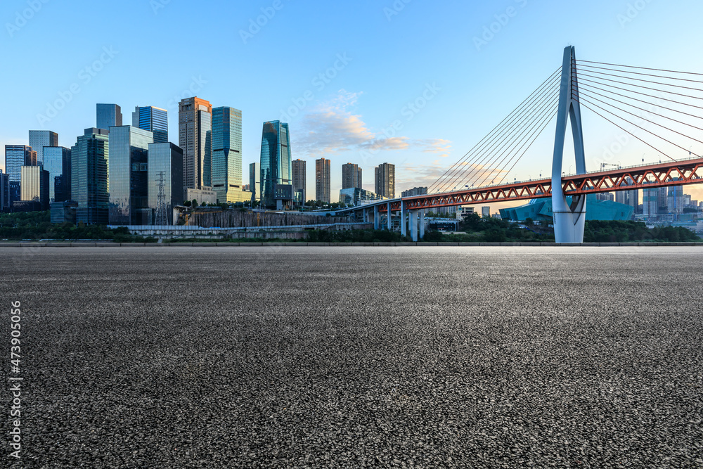 全景天际线和现代商业办公楼，空荡荡的道路。沥青道路和城市景观