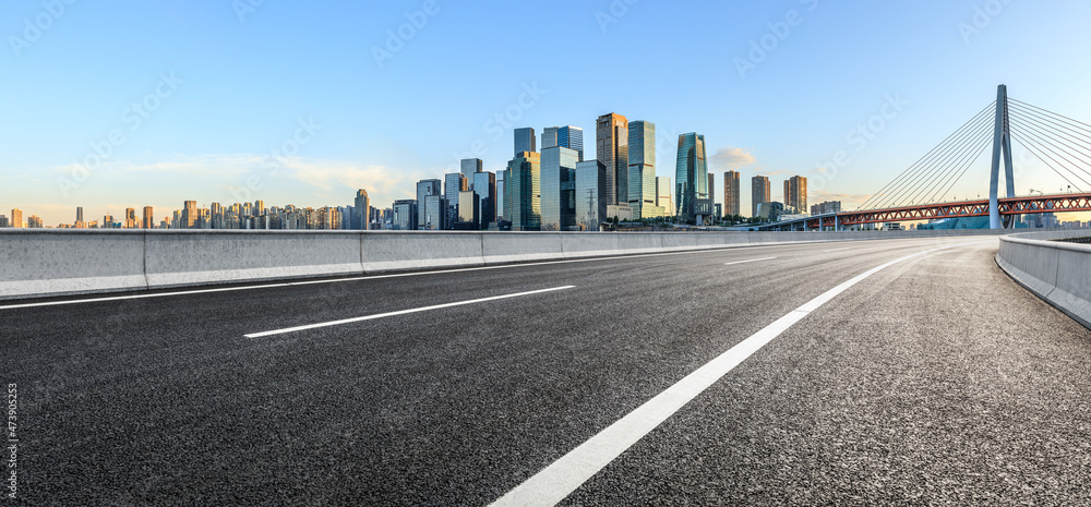 全景天际线和现代商业办公楼，空荡荡的道路。沥青道路和城市景观