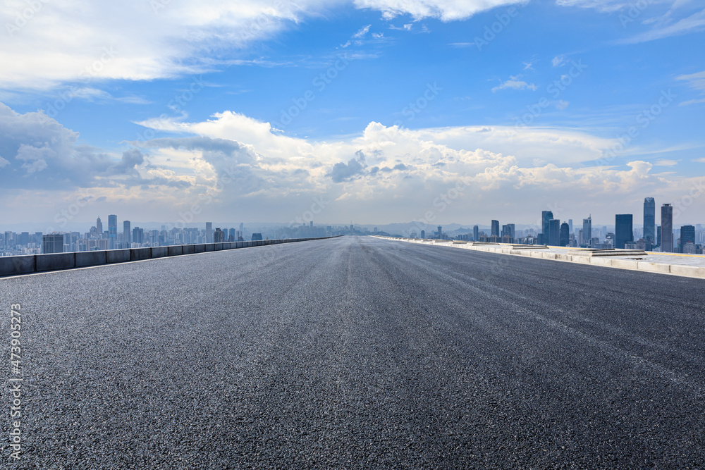 全景天际线和现代商业办公楼，空荡荡的道路。沥青道路和城市景观