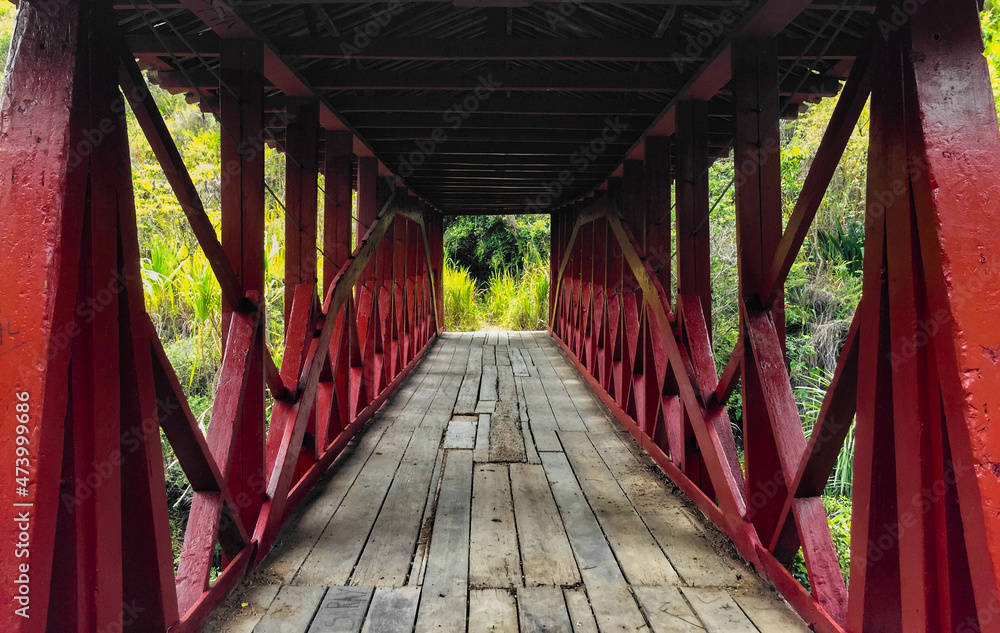 PUENTE LA MARUCHA
Declarado patrimonio cultural del municipio. 
Se accede por un sendero desde la ví