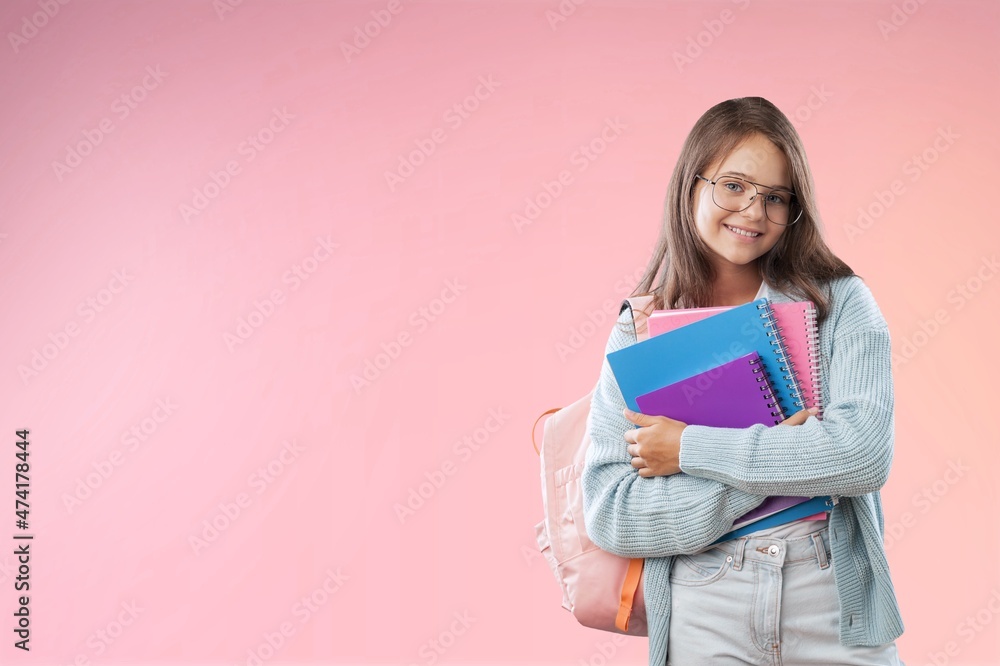 微笑活跃的学生女学生拿着书和文案去上学