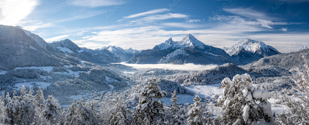 德国巴伐利亚州贝希特斯加登阿尔卑斯山冬季景观全景