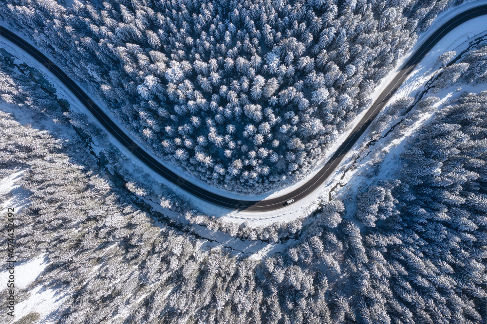 空中的自然冬季景观。冬季道路和森林的鸟瞰图。冬季chi