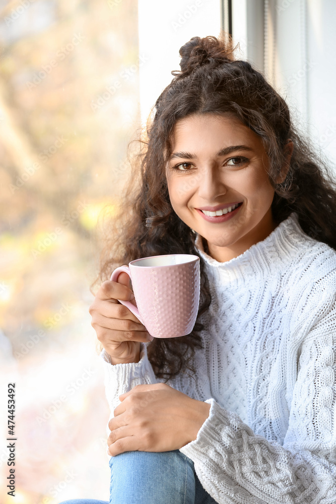 美女在窗边喝茶