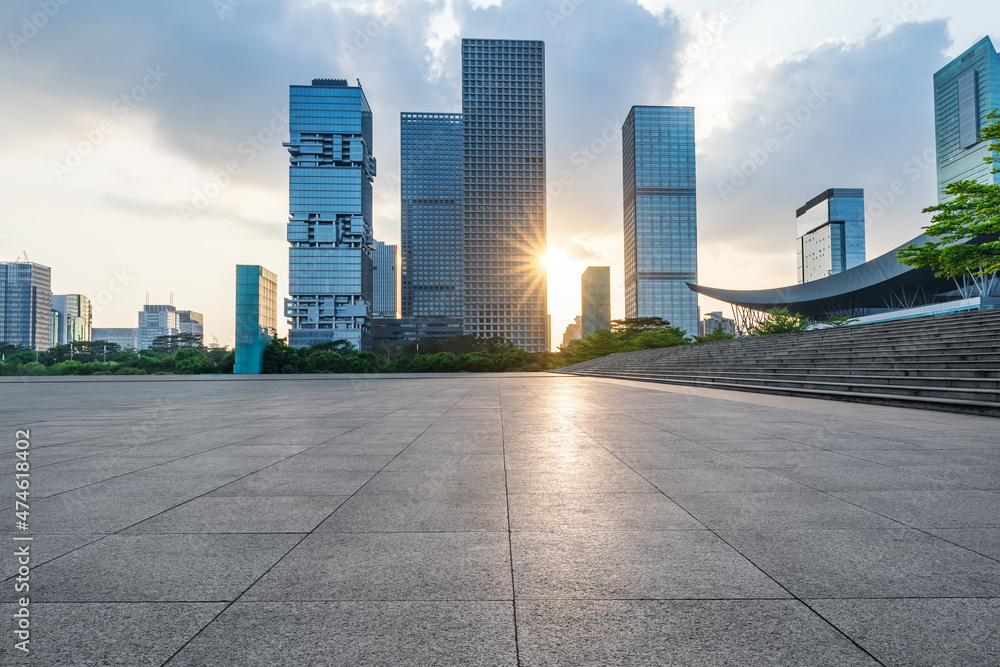 现代城市天际线和商业办公楼，空荡荡的道路、空荡荡的广场楼层和城市景观