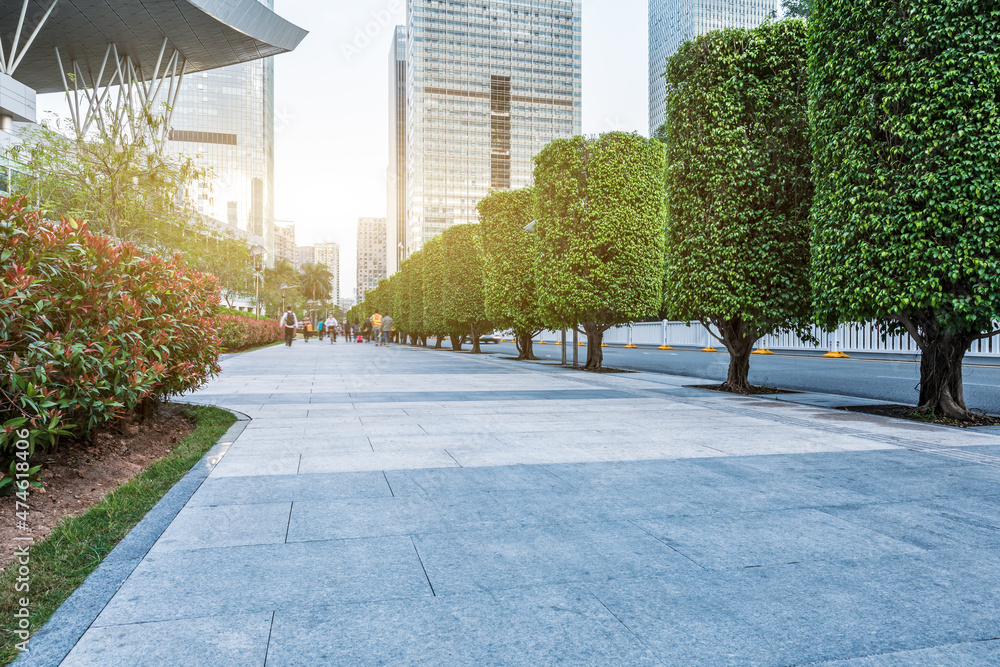 深圳的城市街道和商业建筑景观。空荡荡的楼层和城市景观。