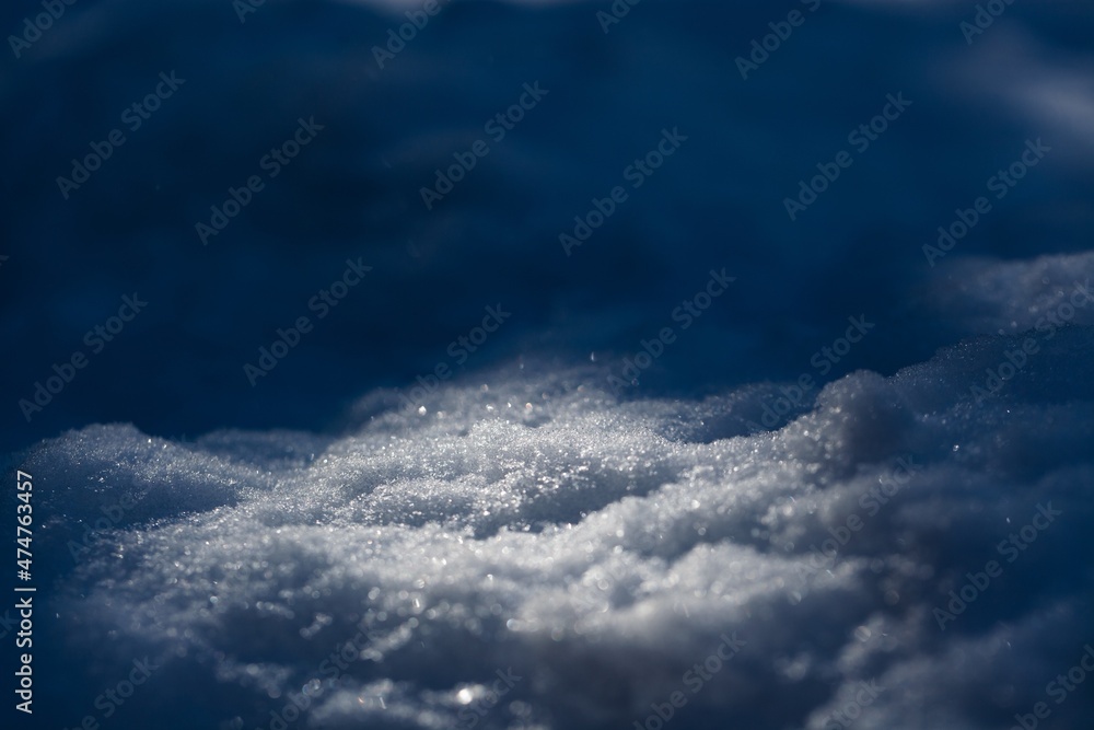 美丽的冬季背景，白色的雪