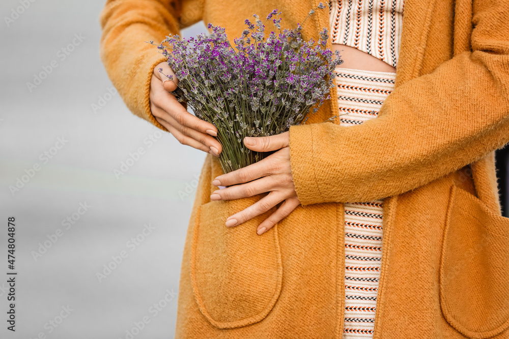 女人把一束漂亮的花放进口袋，特写