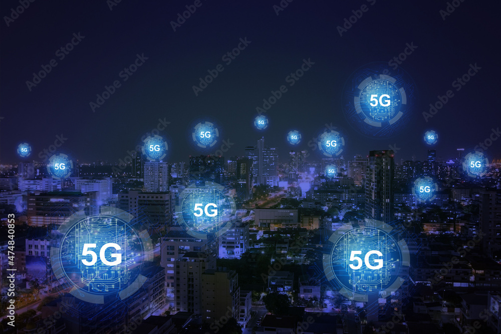 抽象的黑夜城市背景，发光的5G电路全息图。网速，ubanization，com