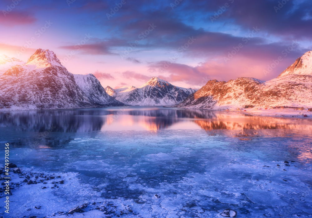 雪山鸟瞰图，蓝海带霜海岸，水中倒影，天空带粉云