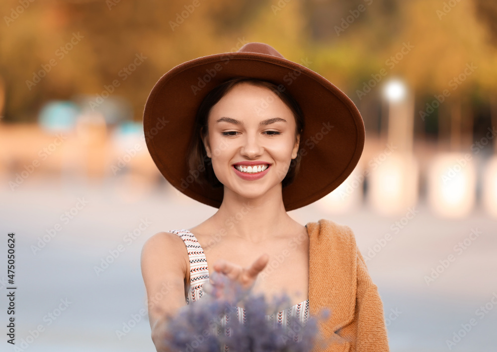 快乐的女人带着一束美丽的花在户外