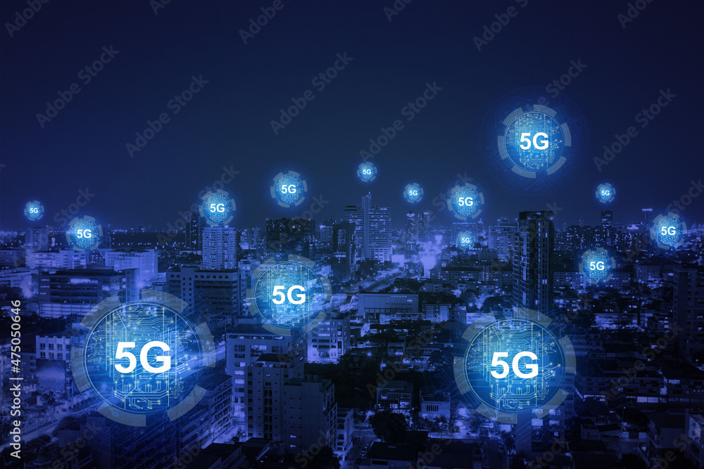 抽象的黑夜城市壁纸，带有发光的5G电路全息图。网速，ubanization，co