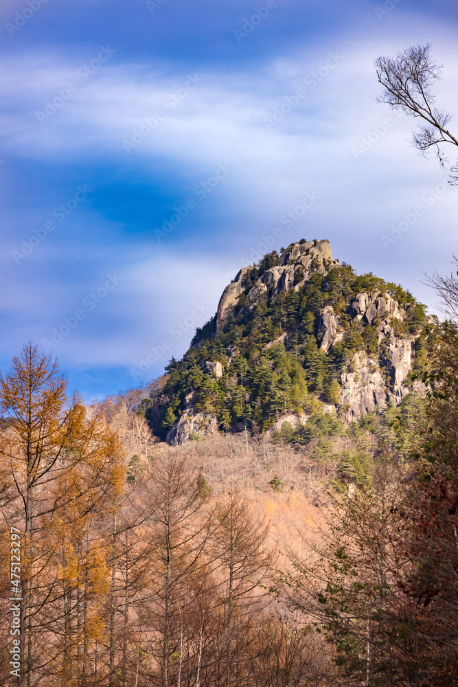 紅葉した木が生える、岩だらけの山　瑞牆山