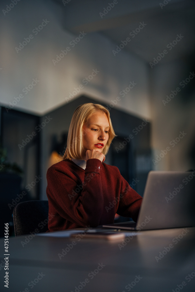 集中的高加索女性，试图纠正代码中的错误。