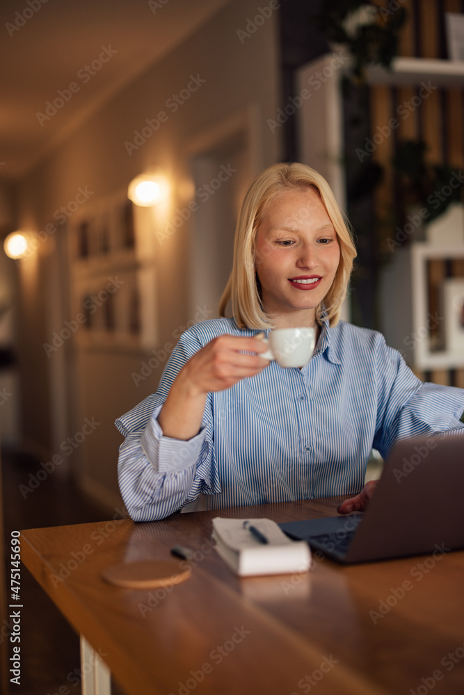 年轻的金发勤奋的女人，休息一会儿喝杯茶。