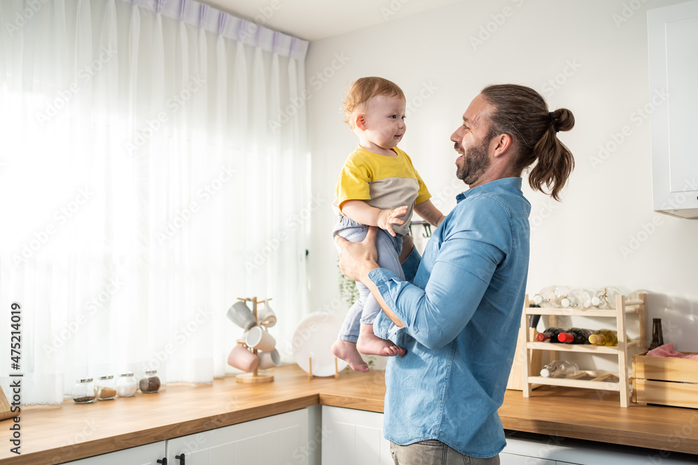 爱白人的父亲把可爱的男婴扔在客厅里。