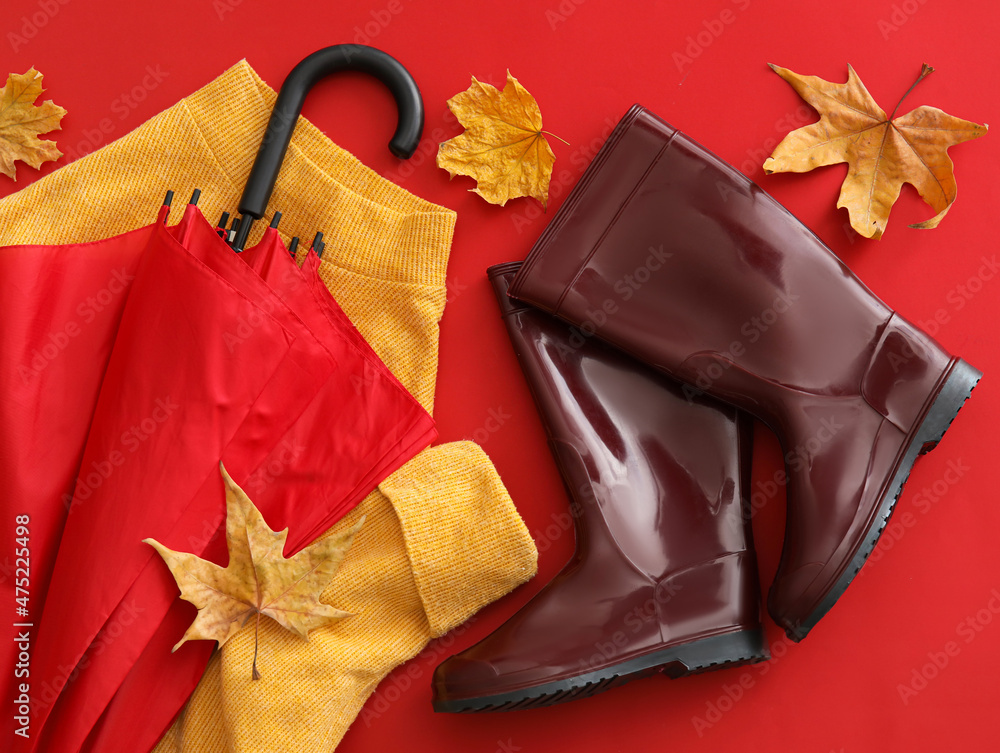 彩色背景的橡胶靴、雨伞和毛衣，特写