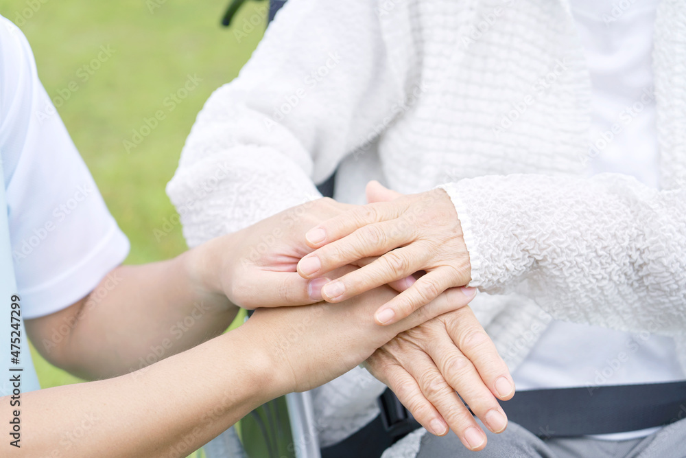 介護士と高齢者　手元