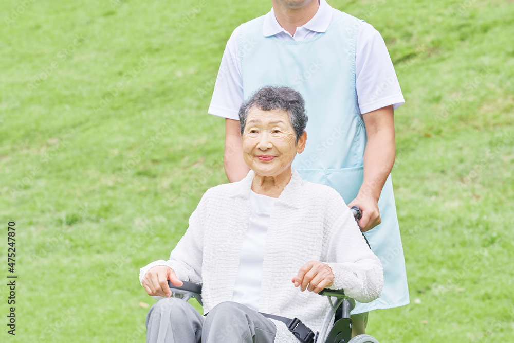 車椅子に乗る高齢者　屋外