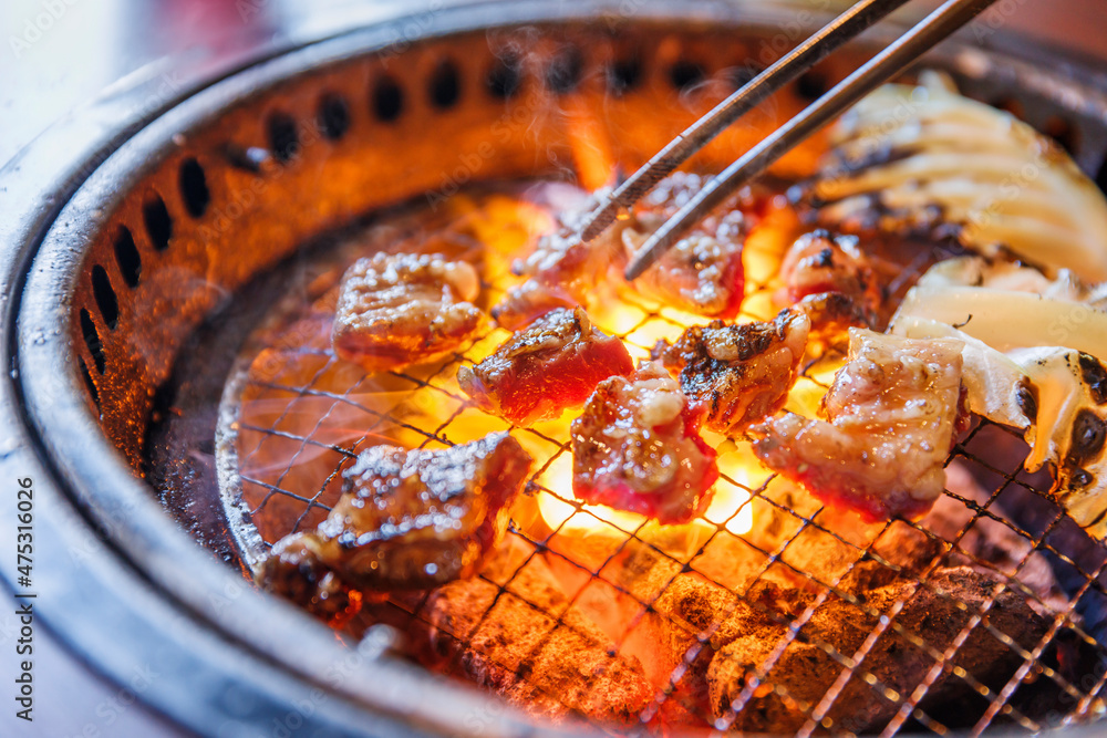 炭火で焼く美味しそうな肉