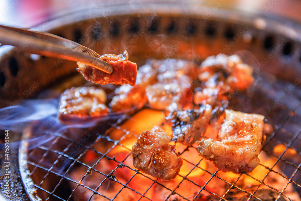 炭火で焼く美味しそうな肉