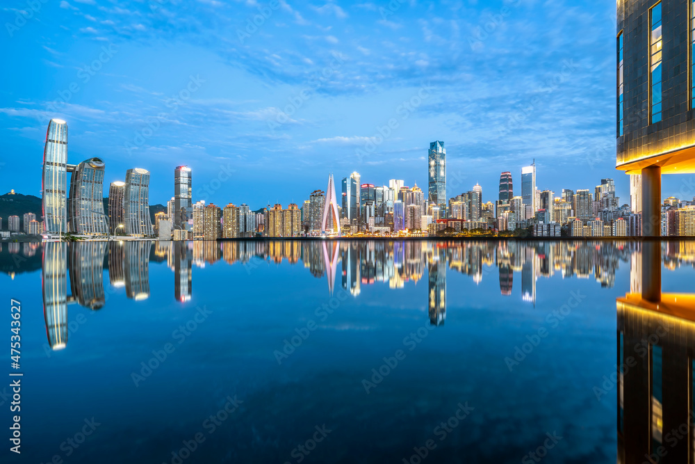 夜晚重庆临水市中心的城市景观和天际线