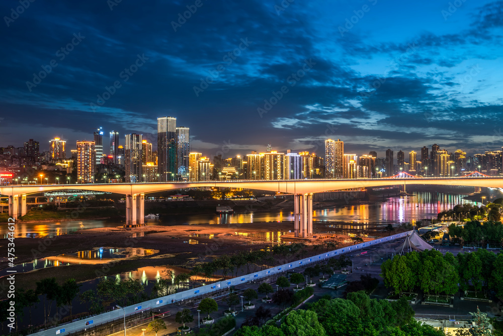 夜晚重庆临水市中心的城市景观和天际线