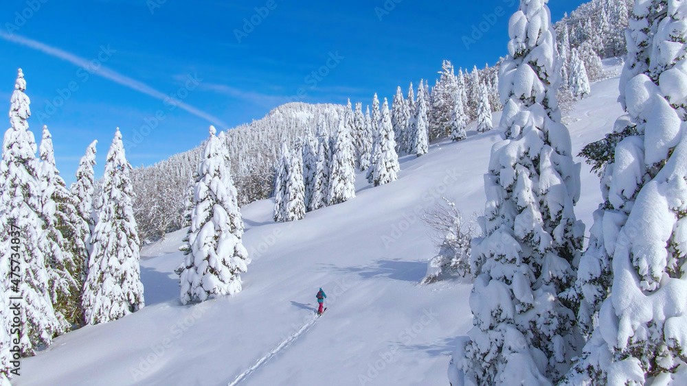 AERIAL活跃的年轻游客在滑雪旅行中穿雪鞋登上雪山