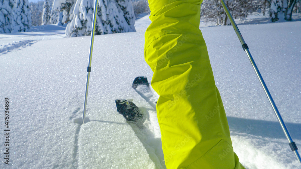 特写：Bohinj的一名男子徒步爬上一座被新雪覆盖的小山。