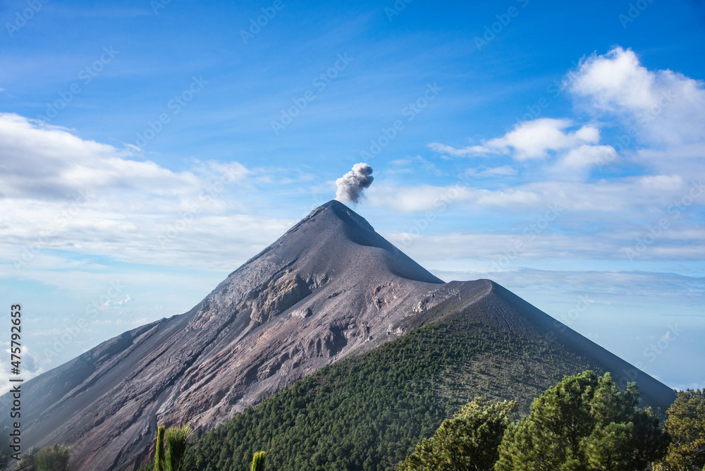 从危地马拉阿卡特南戈大本营俯瞰富埃戈火山