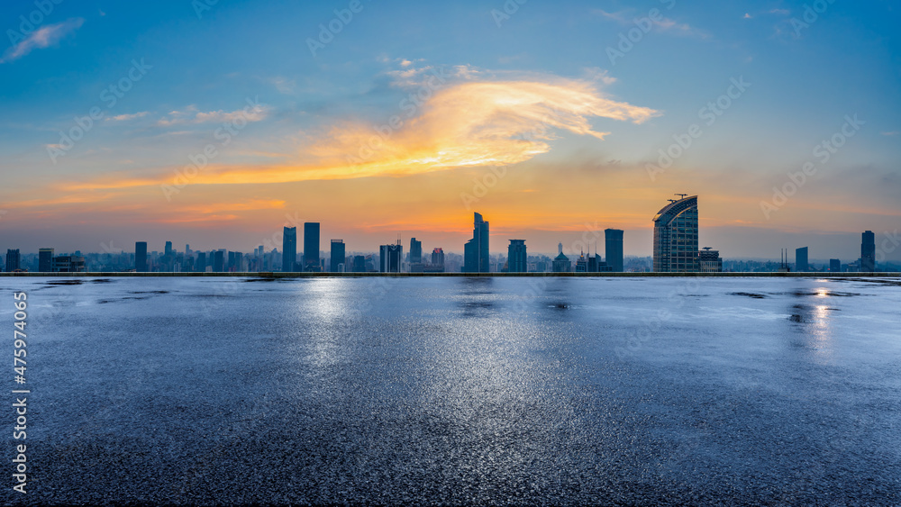 全景天际线和空荡荡的现代商业建筑。nig的沥青道路和城市景观