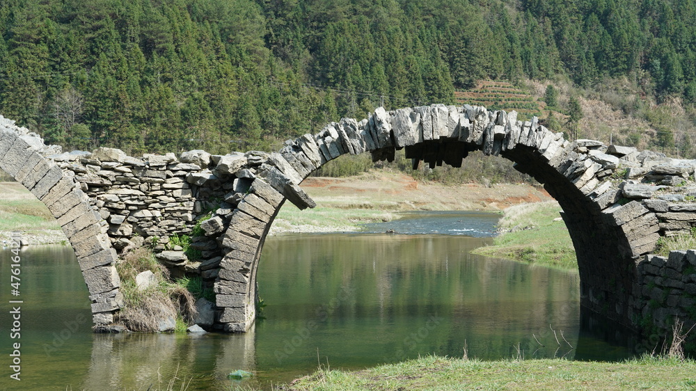 多年前在中国农村建造的古老拱形石桥