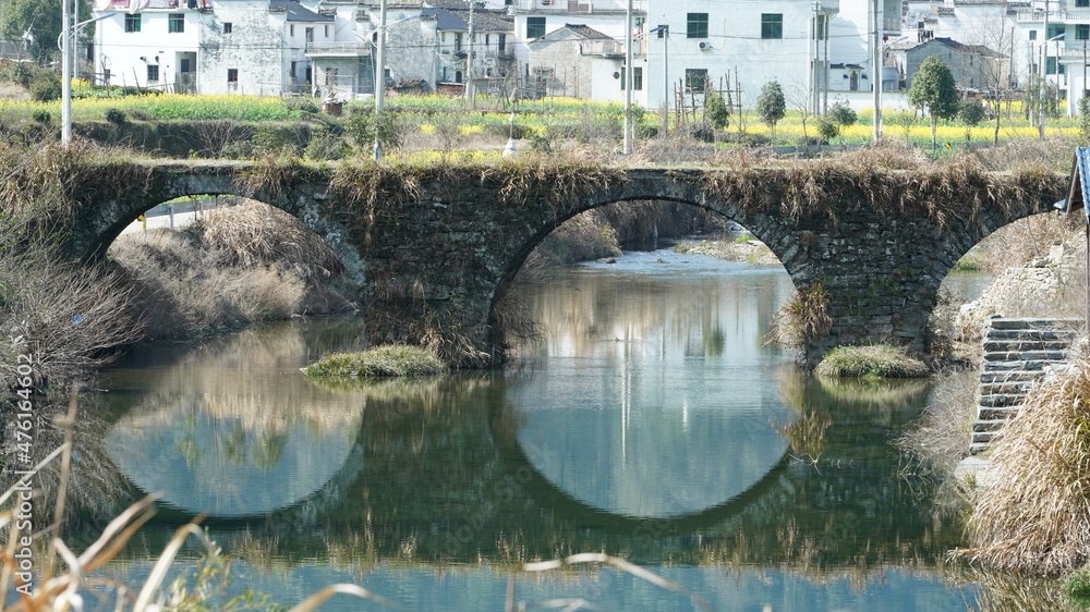 中国农村多年前建造的老拱桥