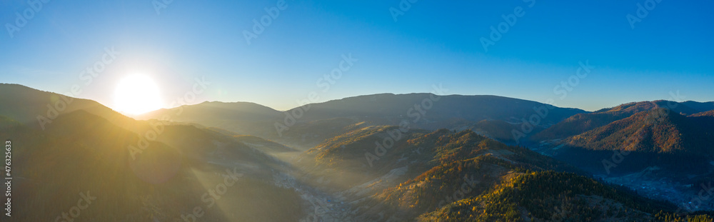 高山景观。雾中的秋林，黎明。无人机视图