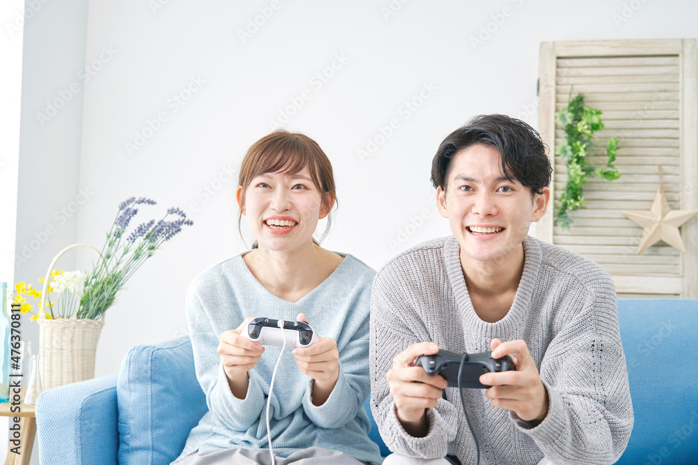 テレビゲームをする男女